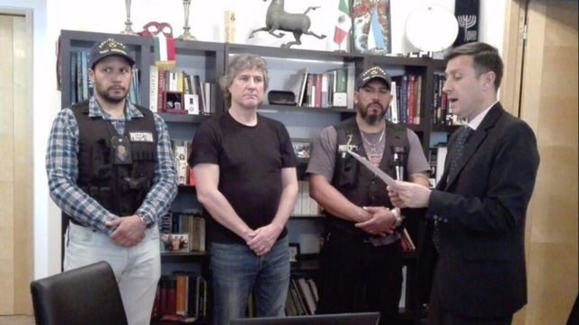 la ola amarilla esta (sigue) de fiesta