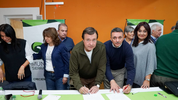 El gobernador de Río Negro, Alberto Weretilneck, se encontró en Sierra Grande con autoridades de YPF. Señales de buena sintonía en la Patagonia.