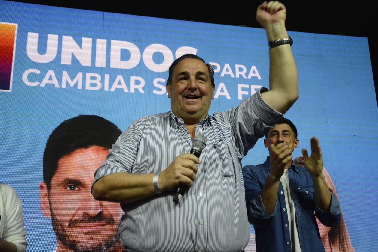 Juan Pablo Poletti festejando el triunfo el día en que fue electo como nuevo intendente de Santa Fe. Foto: Télam.