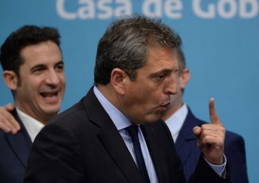 Los seis meses de Massa: lapicera económica y una candidatura en suspenso