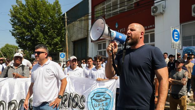 El secretario de UPSF , Leonardo Salom, le reclamó diálogo a Mónica Litza, presidenta del consorcio.