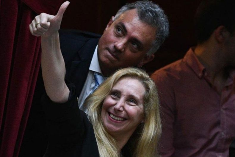 Sebastián Pareja, junto a Karina Milei. 
