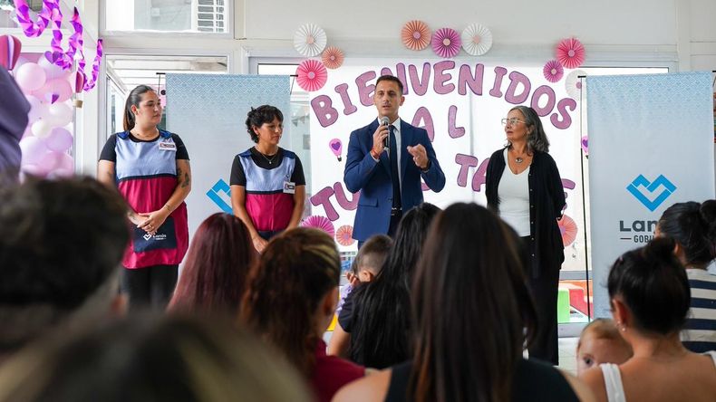 Julián Álvarez participó del inicio de clases en el CDI Néstor Kirchner y anunció un turno tarde.