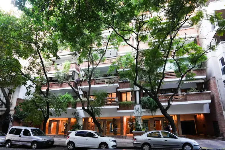 El edificio de la familia Adorni en Caballito.