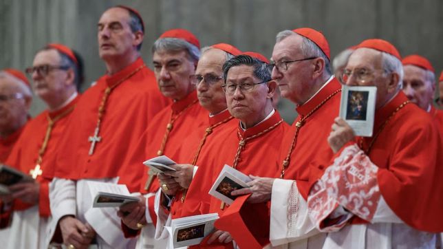 Robert Prevost al lado de Parolin, Tagle y otros cardenales