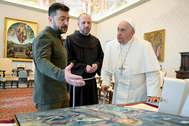El papa Francisco con Volodimir Zelensky 