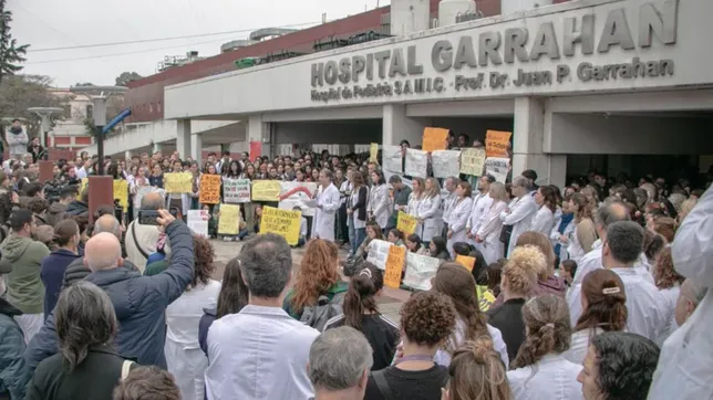 el ajuste sin fin de milei: quien paga el costo de la motosierra en obras, salud, educacion y ciencia