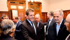 Zanahoria y garrote a la UIA: Massa agiliza importaciones, pero con más controles