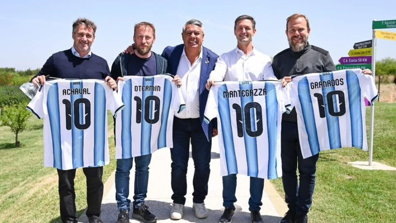 Chiqui Tapia con intendentes del conurbano.
