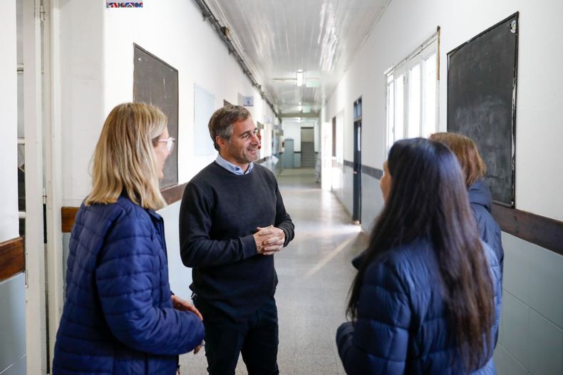 Federico Achával recorrió las obras en escuelas de Pilar.