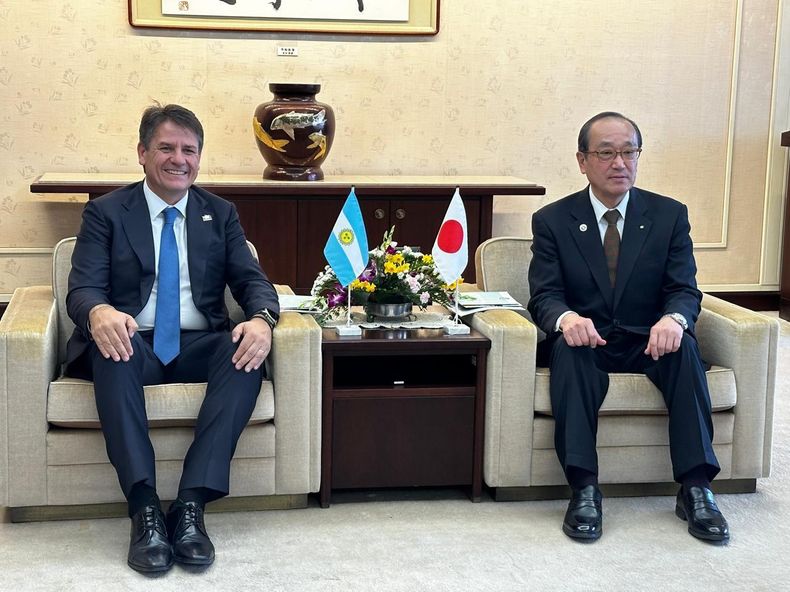 Este lunes el intendente de Neuquén Mariano Gaido visitó Hiroshima y fue recibido por el alcalde Kazumi Matsui.