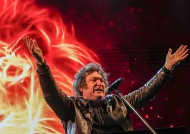 Javier Milei juega con el fuego del humor social.