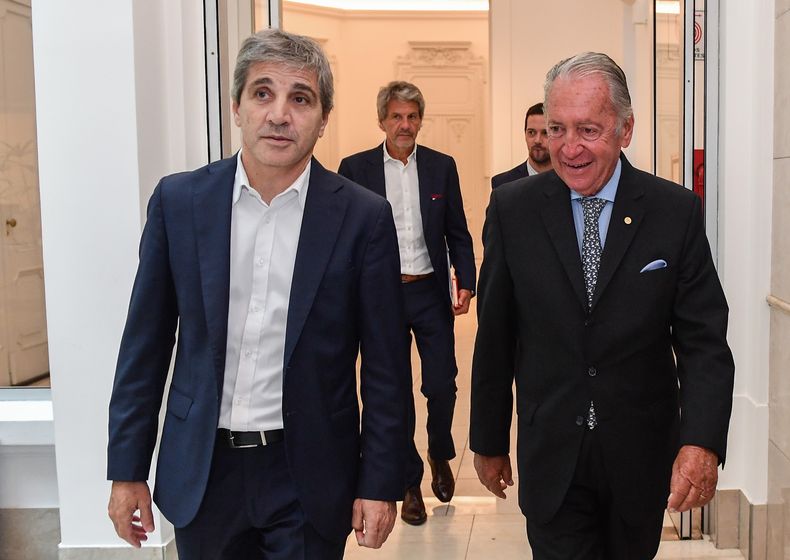 Toto Caputo con el titular de la UIA, Daniel Funes de Rioja
