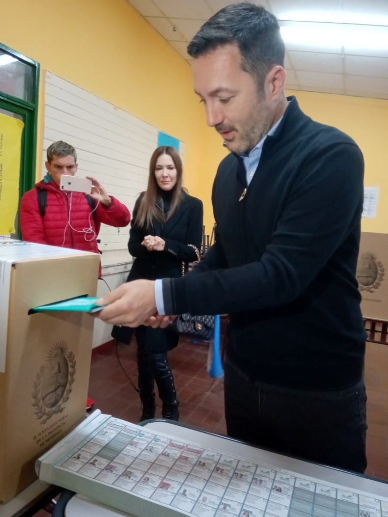 Luis Petri votó en la escuela Simón Bolivar del departamento de San Martín