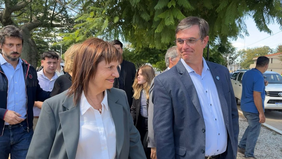 Javier Meyer, a la izquierda de Patricia Bullrich, su madrina en la política de Santa Fe.&nbsp;
