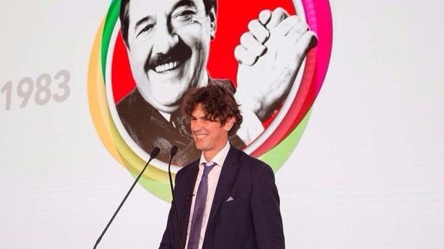 tras el apoyo del socialismo, lousteau busca una foto con ricardo alfonsin