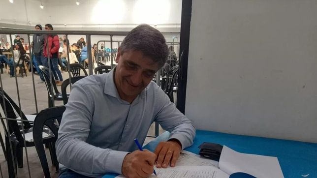 Yedlin firmando en la Junta Electoral su aceptación a la candidatura a diputado nacional.