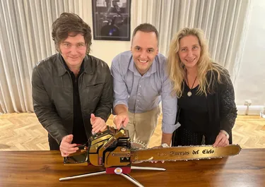 Javier Milei, Manuel Adorni y Karina Milei.