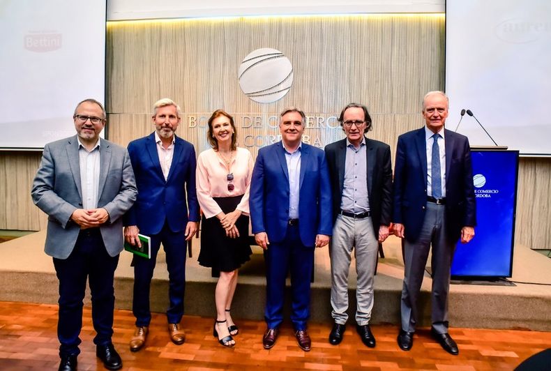 Llaryora y Giordano, junto a Diego Valenzuela, Diana Mondino, Rogelio Frigerio y Manuel Tagle, durante una charla en La Bolsa de Comercio de Córdoba.
