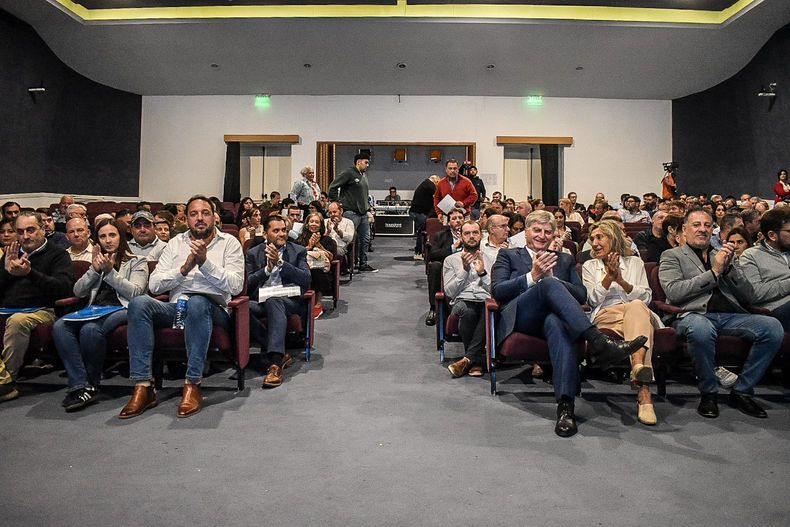 El gobernador Sergio Ziliotto, este martes, estuvo con intendencias de toda La Pampa: anunció inversiones para mejorar los parques automotores de las comunas. FOTO: www.radiokermes.com