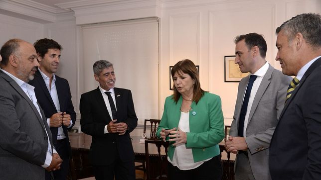 Funcionarios de Martín Lalryora con Patricia Bullrich y su equipo tras la reunión del jueves. 