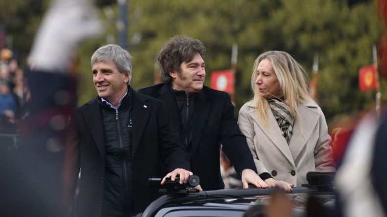 Toto Caputo, Javier Milei y Karina Milei.