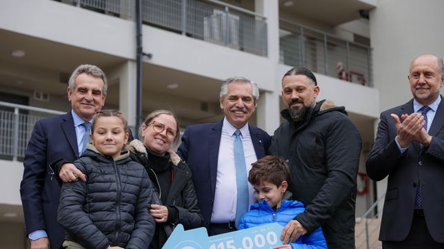 Rossi con el presidente, el gobernador y una de las familias propietarias. Rossi con el presidente, el gobernador y una de las familias propietarias.