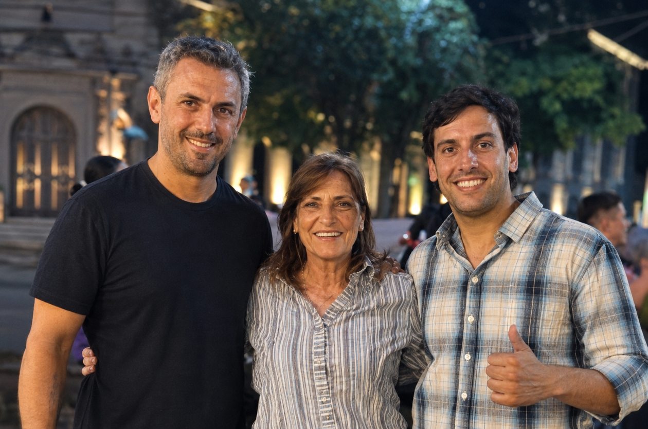 Martín Menem y Gino Visconti rodean a Claudia López, la reemplazante de Juan Carlos Pagotto como senadora de La Rioja.