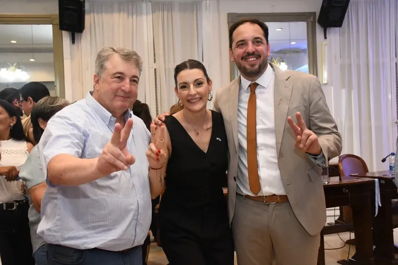 El intendente de la capital de La Pampa, Luciano di Nápoli, junto a su vice Romina Montes de Oca y el diputado y sindicalista César Montes de Oca.