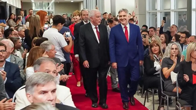 Martin Llaryora junto a Luis Angulo en el acto homenaje a Juan Carlos Maqueda, en la Justicia de Córdoba