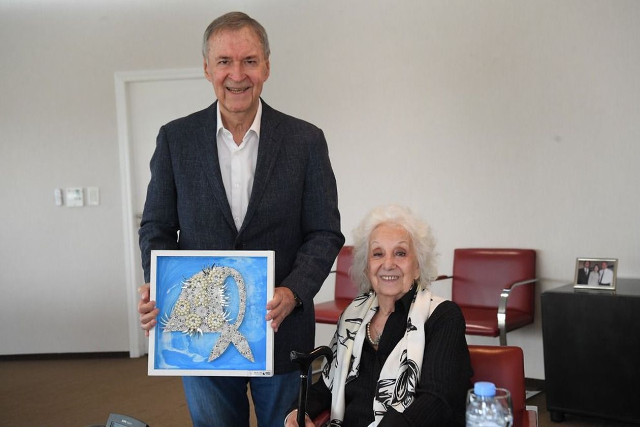 Juan Schiaretti y Estela de Carlotto. 