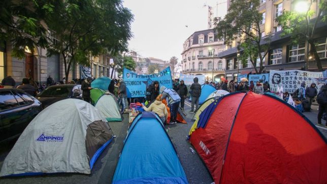 el acampe piquetero reactivo la grieta entre la nacion y la ciudad