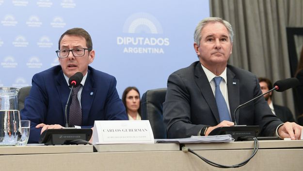 Carlos Guberman y Pablo Quirno, durante la reunión de la comsión de Presupuesto.&nbsp;