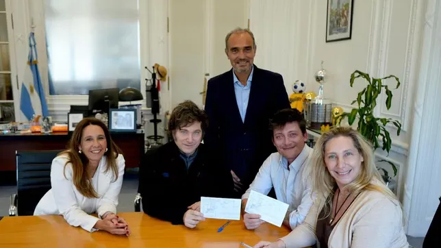 Javier Milei, junto a Santiago Caputo y Lule Menem.