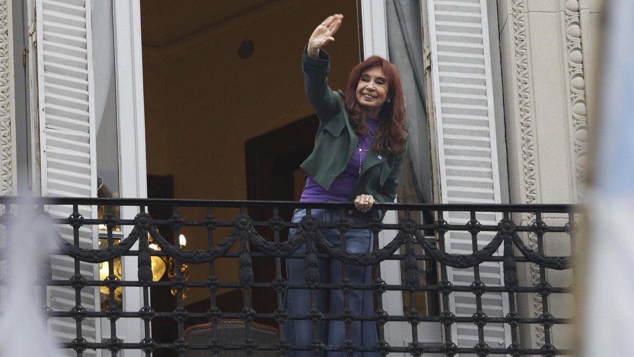Cristina Fernández de Kirchner, en el balcón de su departamento donde cumple prisión domiciliaria.