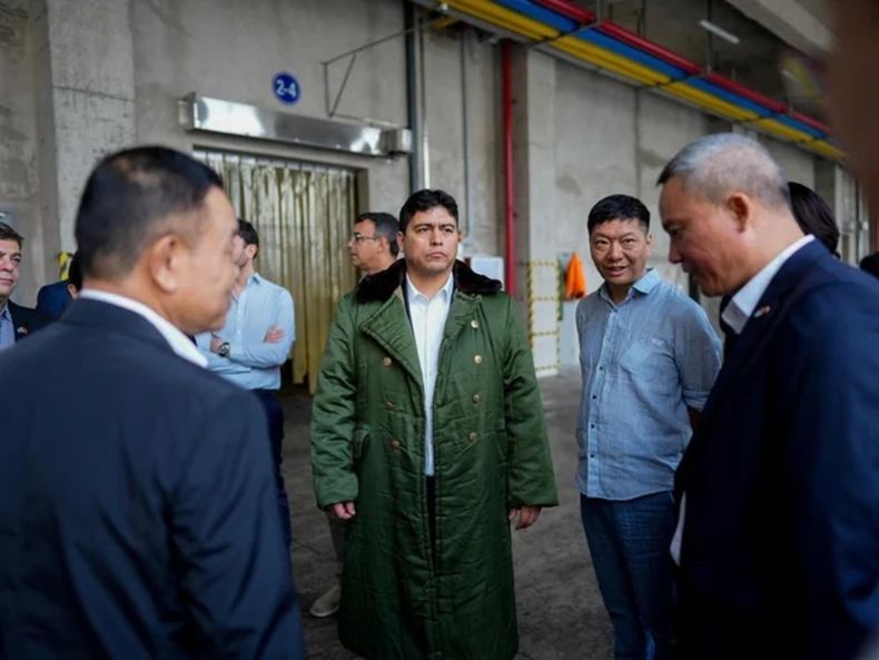 Santa Cruz: Claudio Vidal fue insultado y abucheado en su visita a una planta pesquera