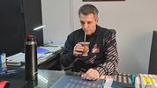 Enrique Cresto recibió a Letra P en su oficina de Plegadora Concordia, la empresa familiar que ahora gerencia junto a parte de su familia. Reparte sus días entre la actividad legislativa en Paraná y la actividad privada en su ciudad. Habló de su acercamiento a Francisco Azcué y de cómo ve el escenario nacional con Javier Milei para el resurgimiento del peronismo.&nbsp;