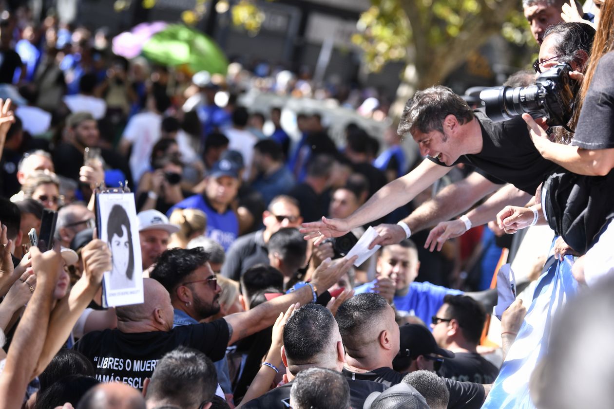 Axel Kicillof sale de la sede de Madres para ir a la Plaza de Mayo.