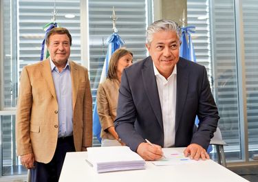 Neuquén y Río Negro sellaron la privatización de las represas del Comahue por más de USD 706 millones
