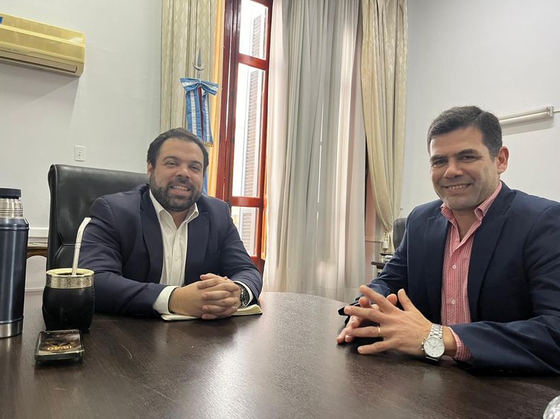 El ministro de Gobierno, Manuel Troncoso, se ocupa de los fichajes del libro de pases de Rogelio Frigerio. En la foto junto a Alberto Zadoyko.&nbsp;
