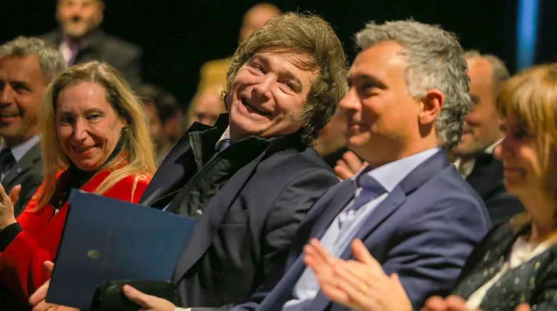 Javier Milei y Karina Milei, junto a Sebastián Pareja.   