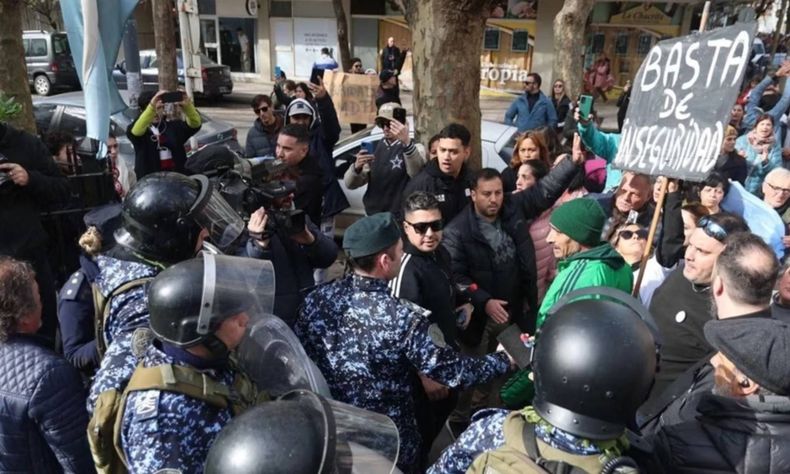 Protesta con incidentes en la departamental de policía en Mar del Plata.