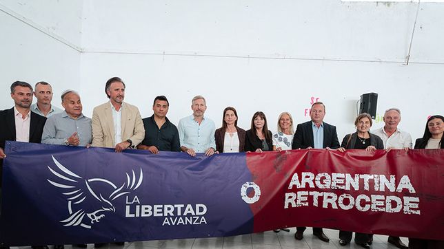 El gobernador Rogelio Frigerio junto a los candidatos y las candidatas de Alianza La Libertad Avanza.