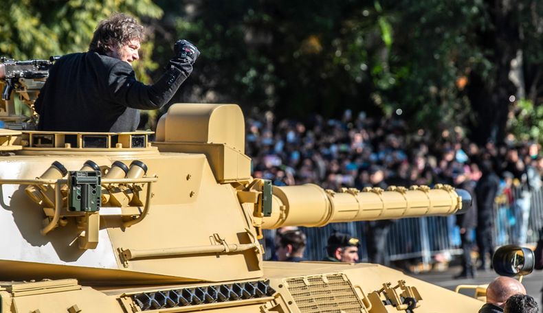 Javier Milei en un tanque de guerra durante un desfile militar en Buenos Aires.
