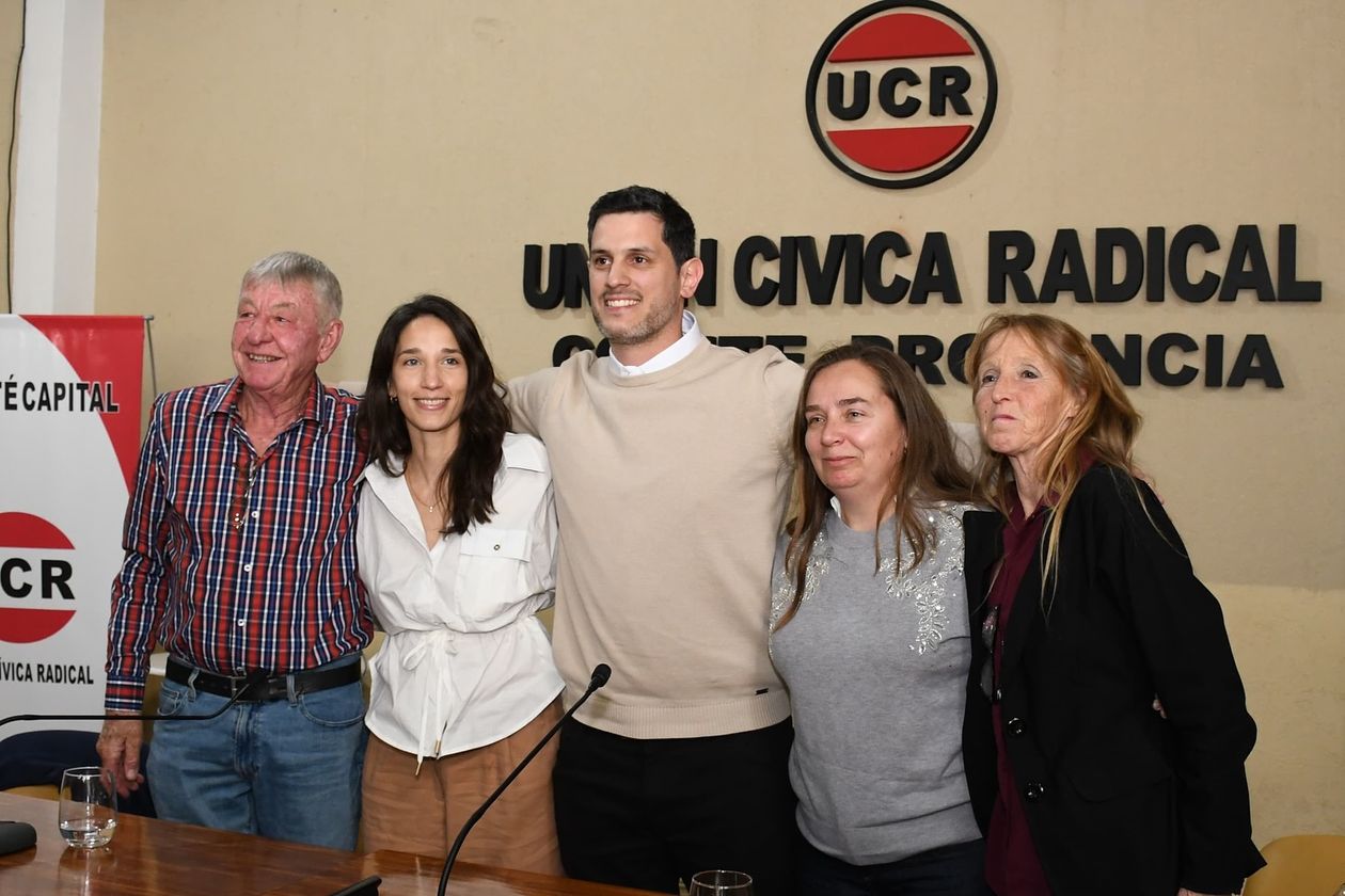Federico Guidugli, en el centro, es el candidato a diputado nacional por el frente que lidera la UCR en La Pampa. A su lado, demás postulantes: Néstor Beltrán, Eugenia Forte, Carolina Sierra y Silvia Spohn.
