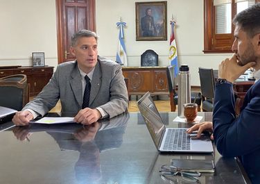 El gobernador de Santa Fe, Maximiliano Pullaro, junto a su ministro de Economía, Pablo Olivares