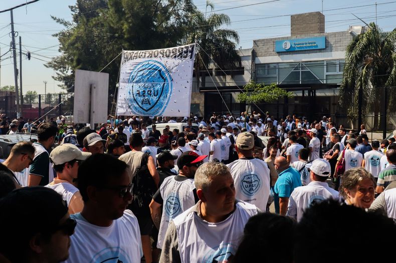 Trabajadores portuarios marcharon al puerto de Dock Sud contra los despidos