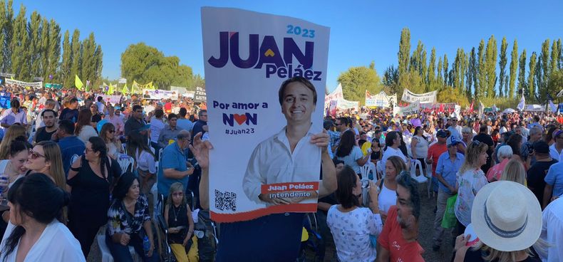 Juan Peláez, candidato en la capital, llevó un poco de color al acto.