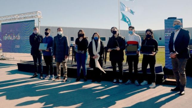 la fundacion ypf entrego notebooks y material educativo en neuquen