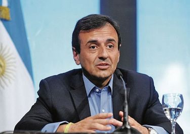 Denuncian a Quintana por seguir al mando de Farmacity durante su gestión
